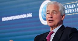 Dimon and Buffett Warn of Private Credit Risks 
