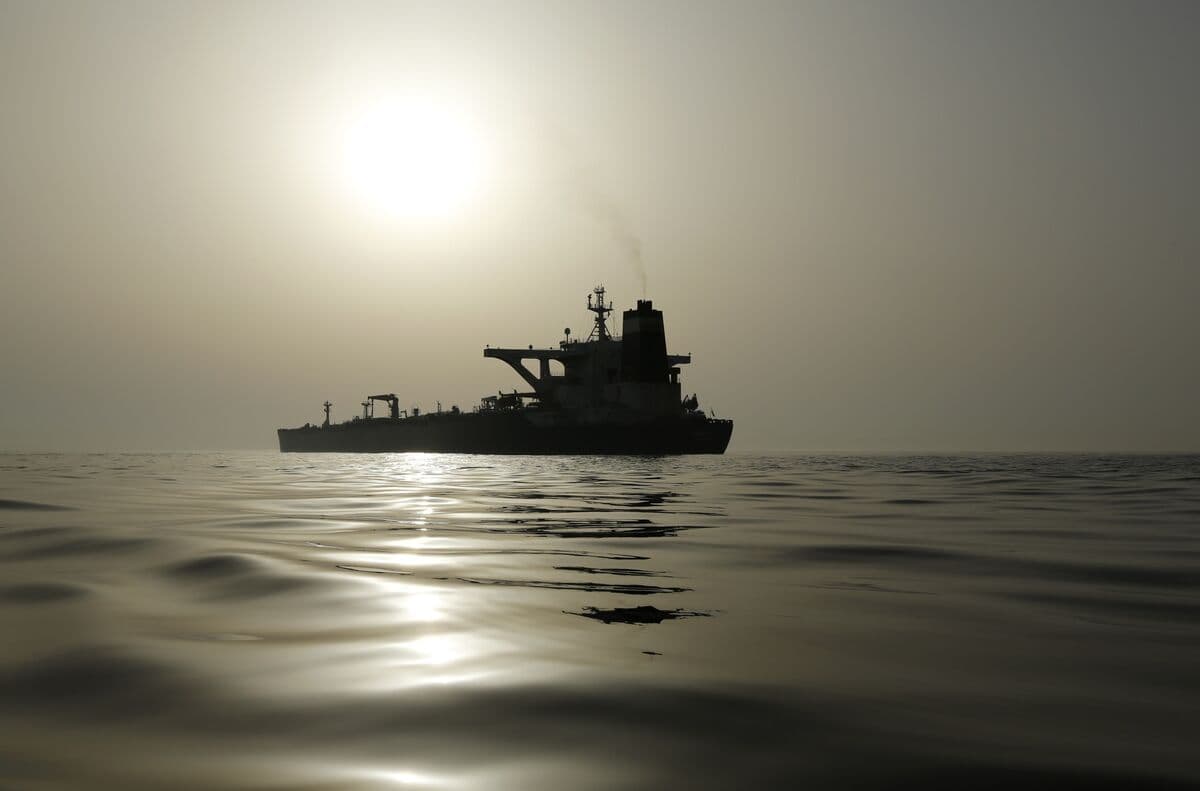 Iran War: US to Let Oil Sanctions Waiver Expire Amid Hormuz Blockade - Bloomberg