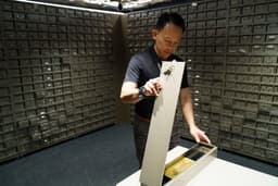 Singapore Seeks to Rival Hong Kong as Gold Hub With Central Bank Storage - Bloomberg