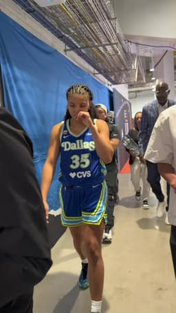 @WNBA: Gotta clear some more room on that bookshelf 🏆

Azzi Fudd receives her SZN 30 Chain and shares how m...