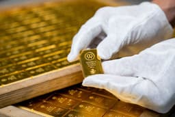 Gold Extends Gains After Warsh Comments Ease Rate- ...