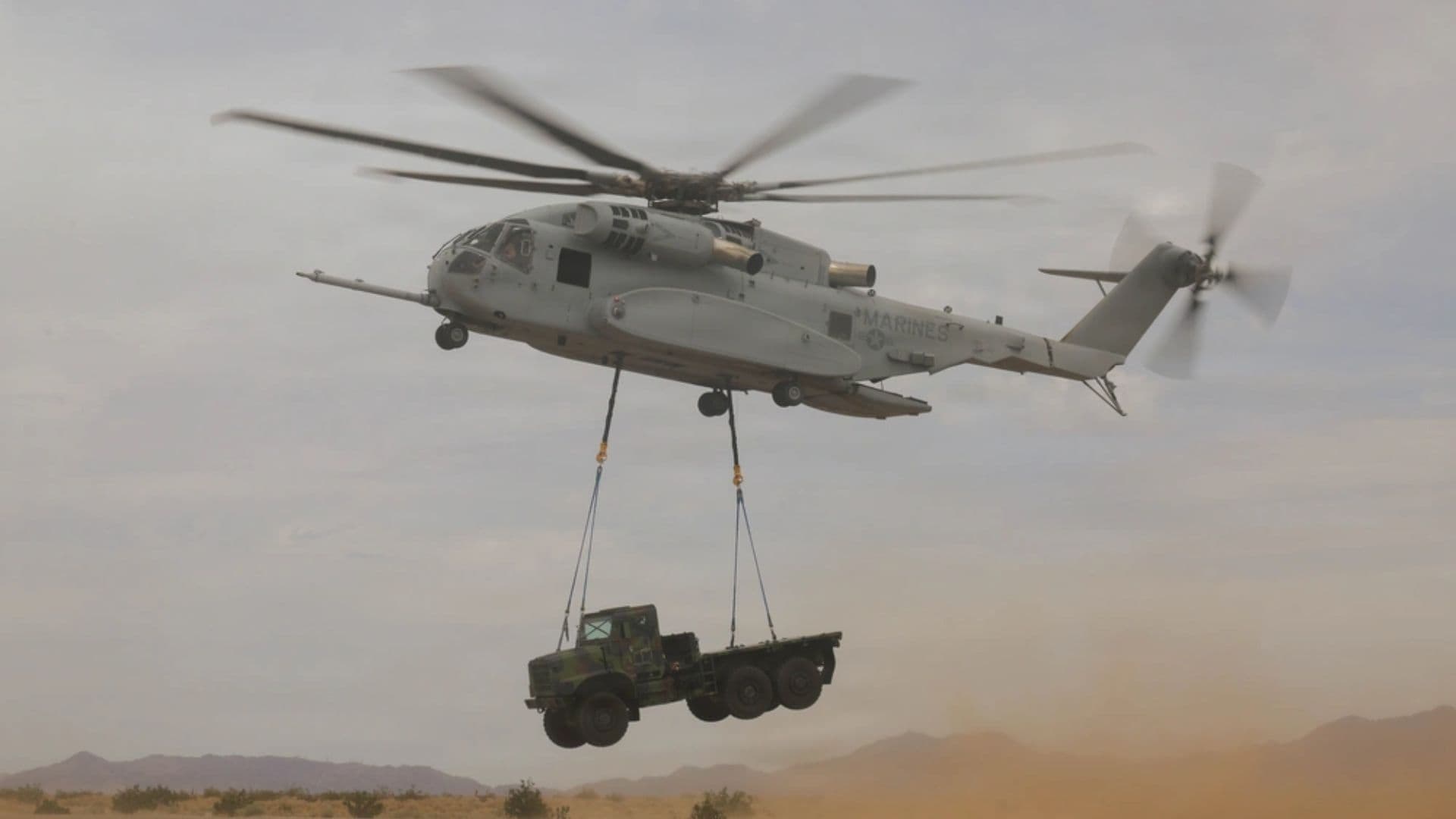 US Marines test CH-53K helicopter lifting 7 ton truck in Arizona drill