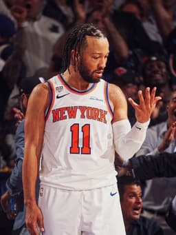 @NBA: The circus shot and the reaction ✋

SAS (1-2) NYK Game 4: Wednesday, 8:30pm/et on ABC. https://t.co/...