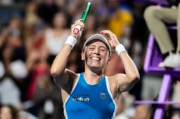 Alexandrova upsets World No. 1 Sabalenka to reach Toronto ...