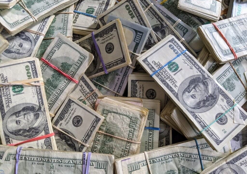 'E-Shaped' Economy: Fed Beige Book Reveals High Earners Keep Spending While Middle-Class Americans Stretch Every Dollar