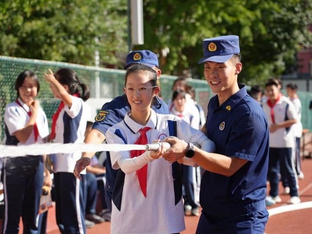 VR模拟灭火逃生，北京中学生“硬核”消防开学第一课_京报网