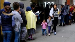 Trump trae de nuevo norma que podría negar residencia