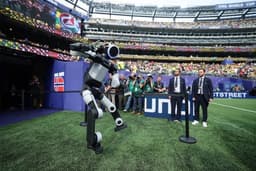"Passing the ball and even celebrating"... Atlas appears at ...