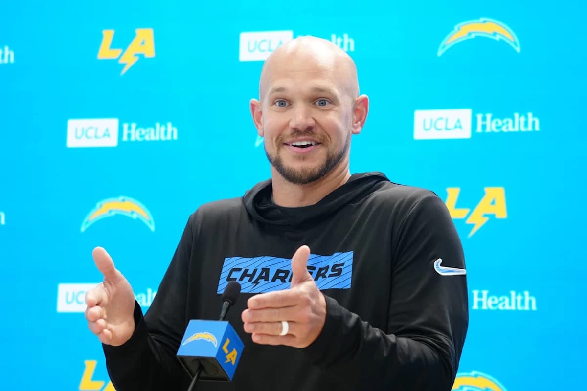 Losing Jesse Minter Puts the Chargers' Defense in Chris O'Leary's ...