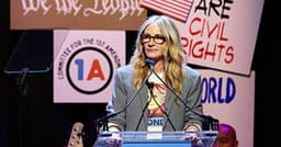 Julia Roberts reads poem in honor of Renee Good as she ...