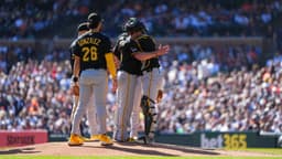 Kirby Yates exits his final MLB game - Pittsburgh Pirates