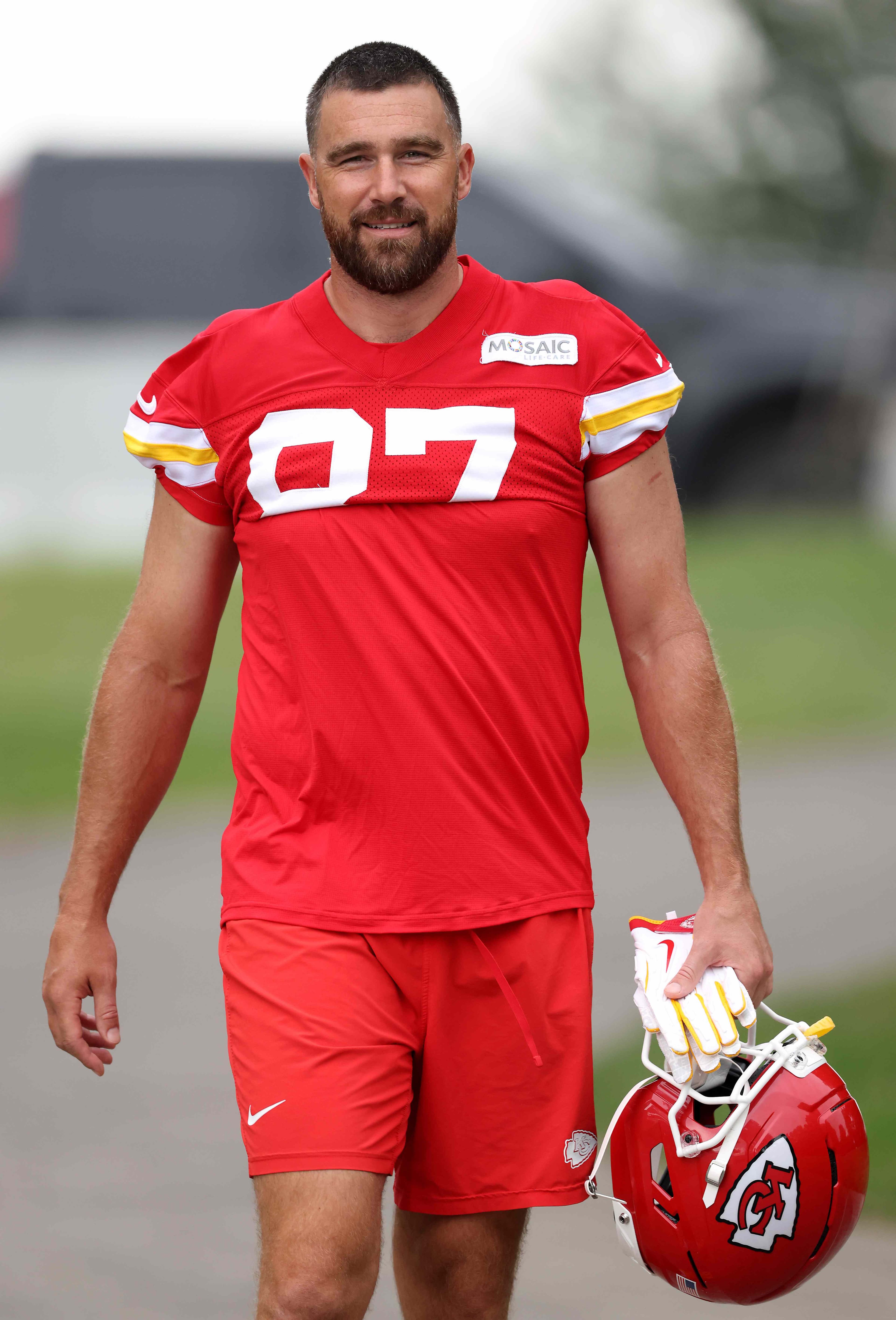 Travis Kelce Revives Polarizing Look From Early Taylor ...