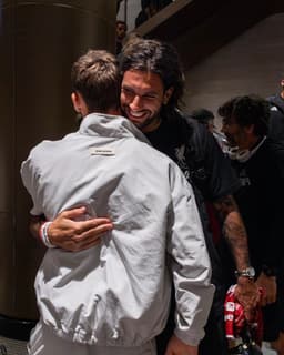 @LFC: Look who was waiting for the Reds as they returned to their Chicago base 👀🇩🇪👋 https://t.co/GAvf2cbiA...
