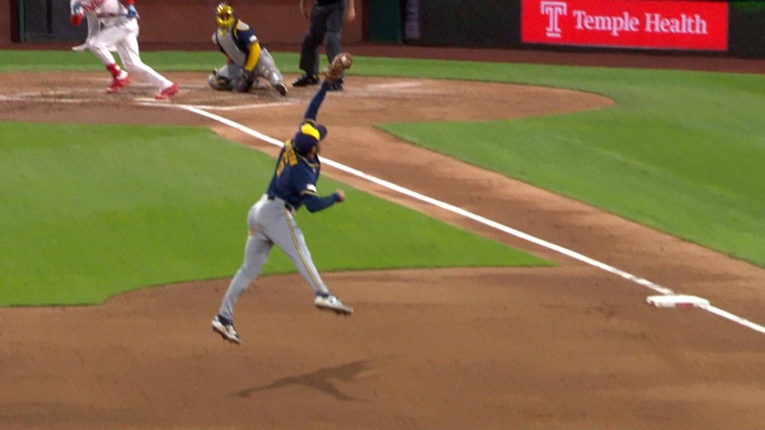 David Hamilton snags the scorcher in the air | 09/23/2026 - MLB.com