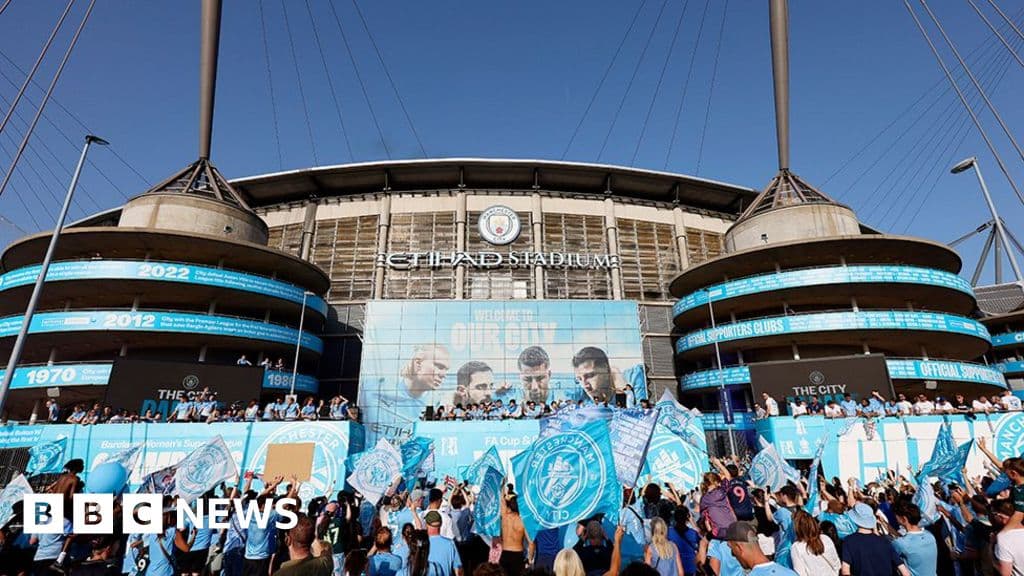 Thousands line streets for Man City parade