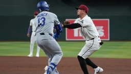 D-backs' Vargas, Dodgers' Muncy exit game after scary collision at first