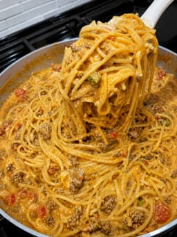 One Pot Spaghetti (Cheesy Ground Beef Skillet) - CookHearth