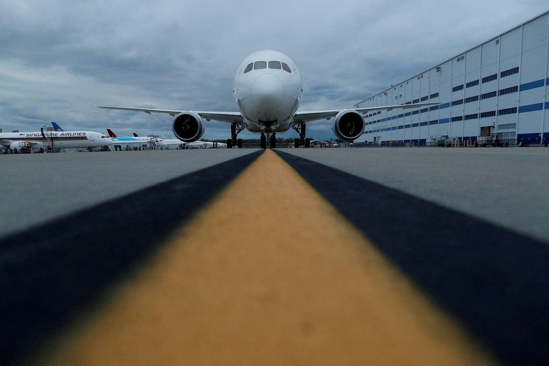 China 200-jet order falling apart – structural risk