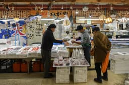  Japan’s households cut spending even after real wages advance - The Japan Times 
