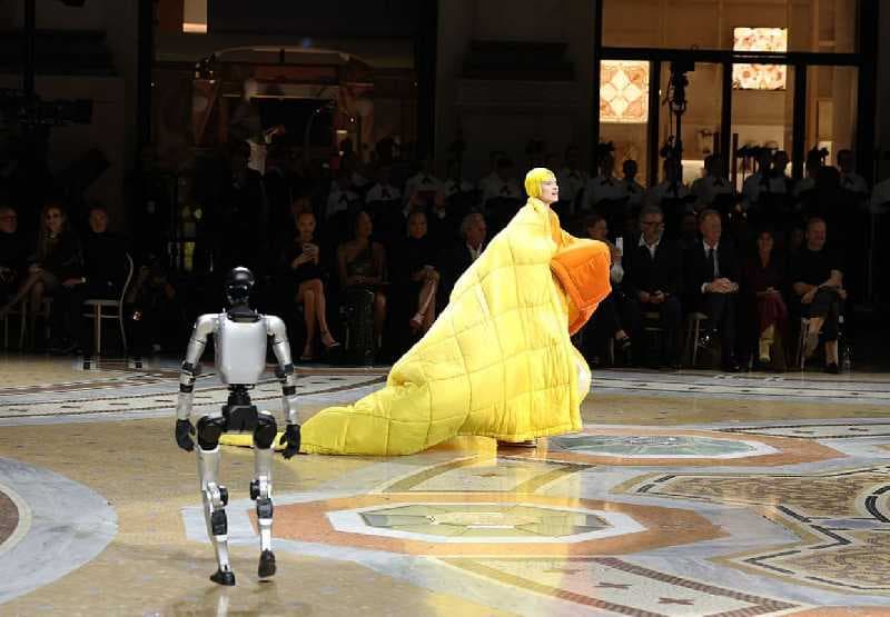 Vogue sent robots down the runway at Vogue World, and ...