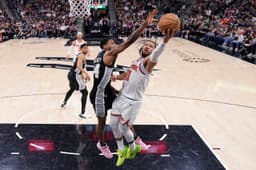 Knicks’ Brunson exits Game 1 of NBA Finals with knee injury, then returns