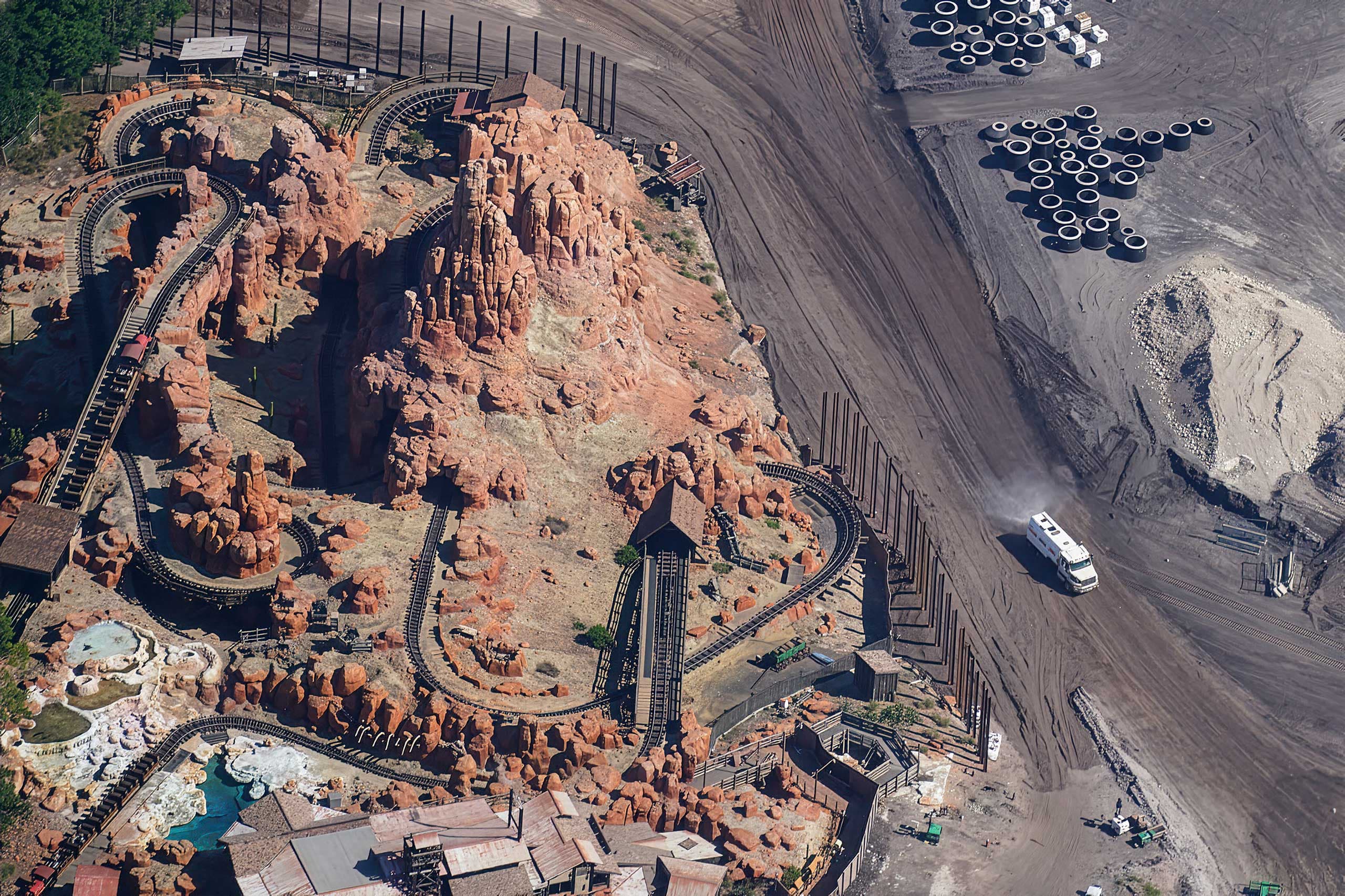 
	Disney Building Tall Wall Around Big Thunder Mountain to Hide Cars and Villains Land Construction
