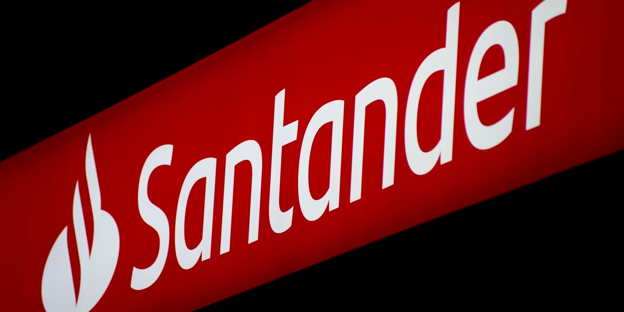 
    Santander hikes top investment banker bonuses to €884,000
  