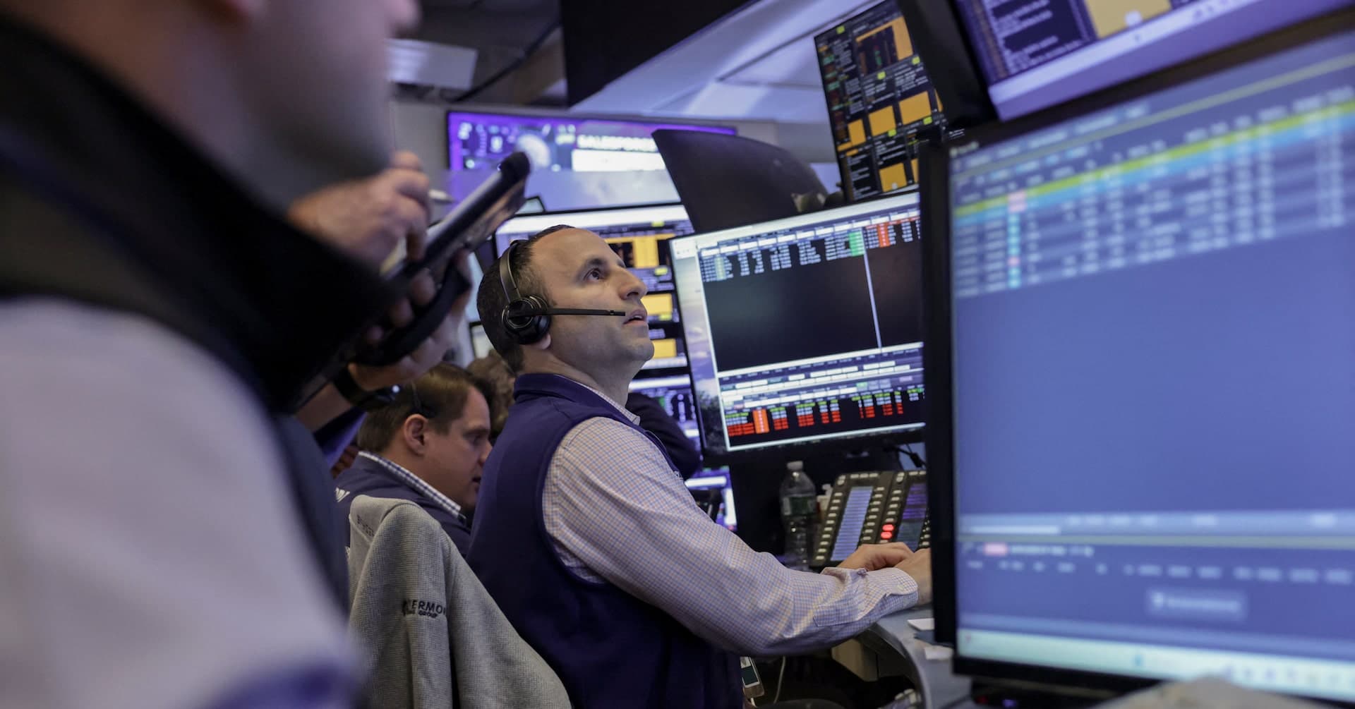 Wall St ends modestly higher as AI zeal overcomes Middle East jitters
