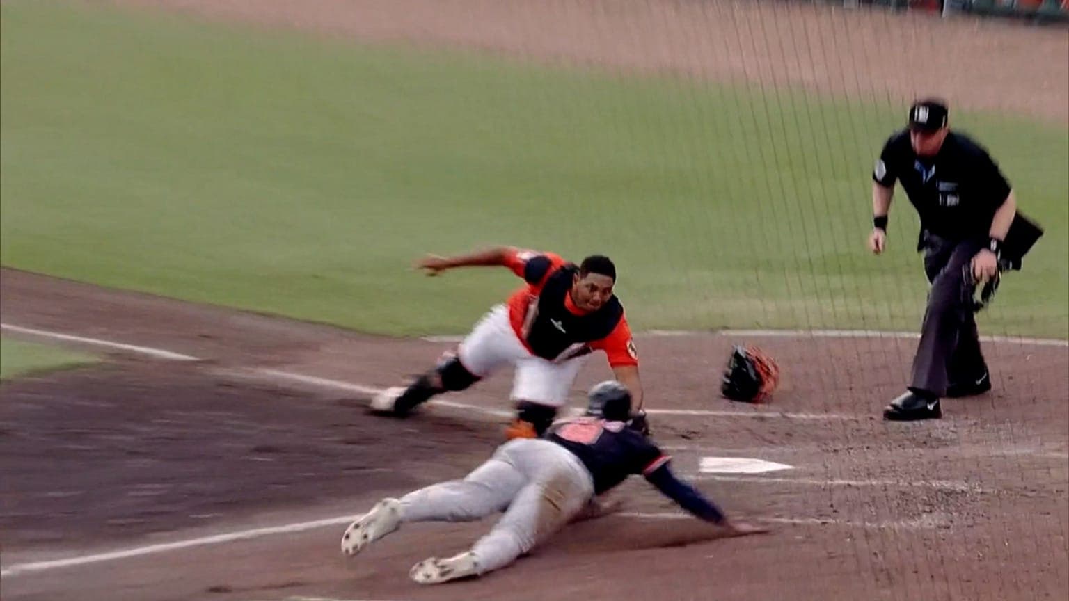 Samuel Basallo leaves game with apparent injury | 02/26/2026 | MLB.com