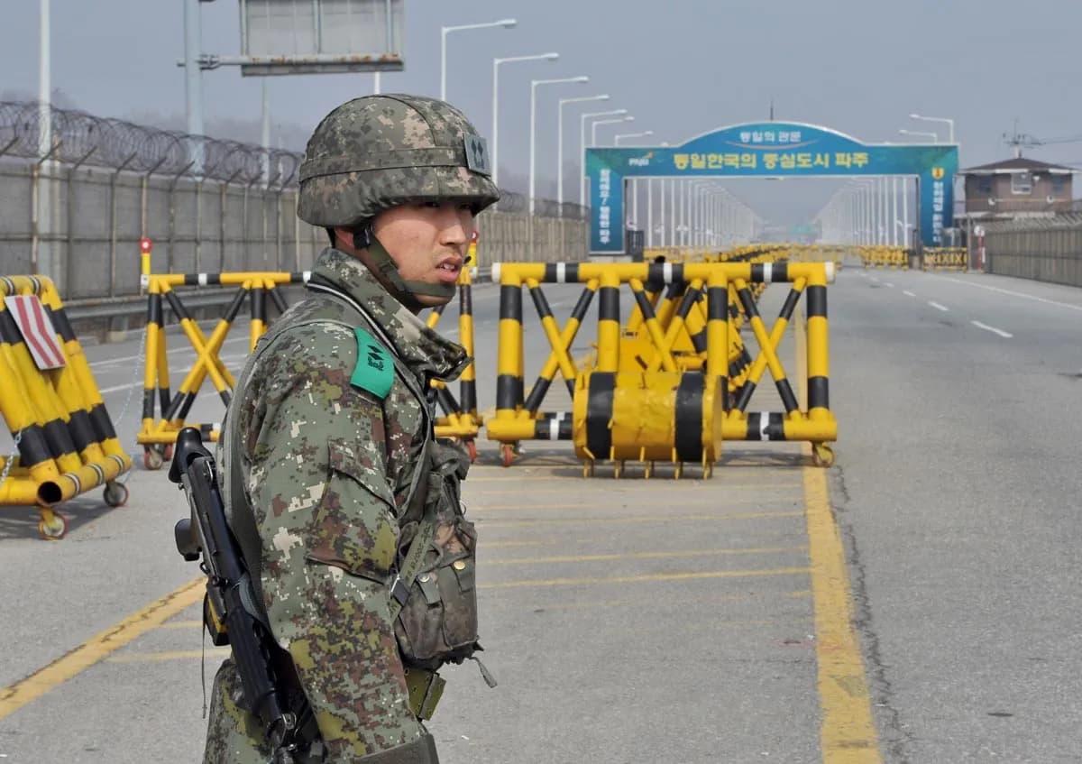 North Korean Soldier Shot while Defecting to South - Asharq Al-Awsat