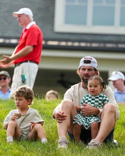 @PGATOUR: Friends supporting friends ❤️

Cameron Young sat with his family and watched Scottie Scheffler and S...