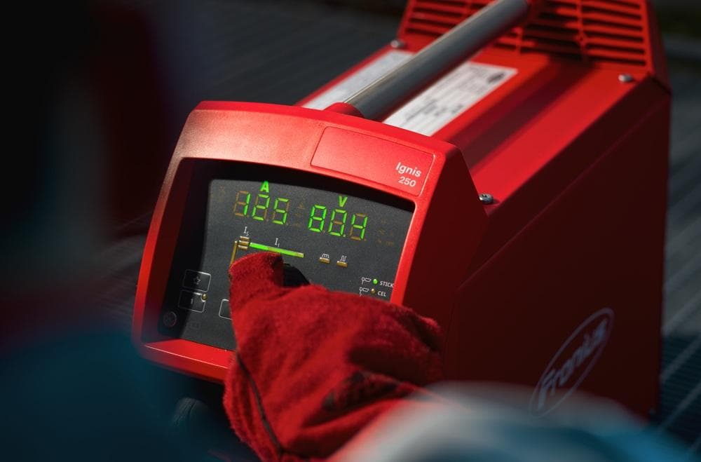 MMA welding power source delivers up to 250 A for field and shop applications