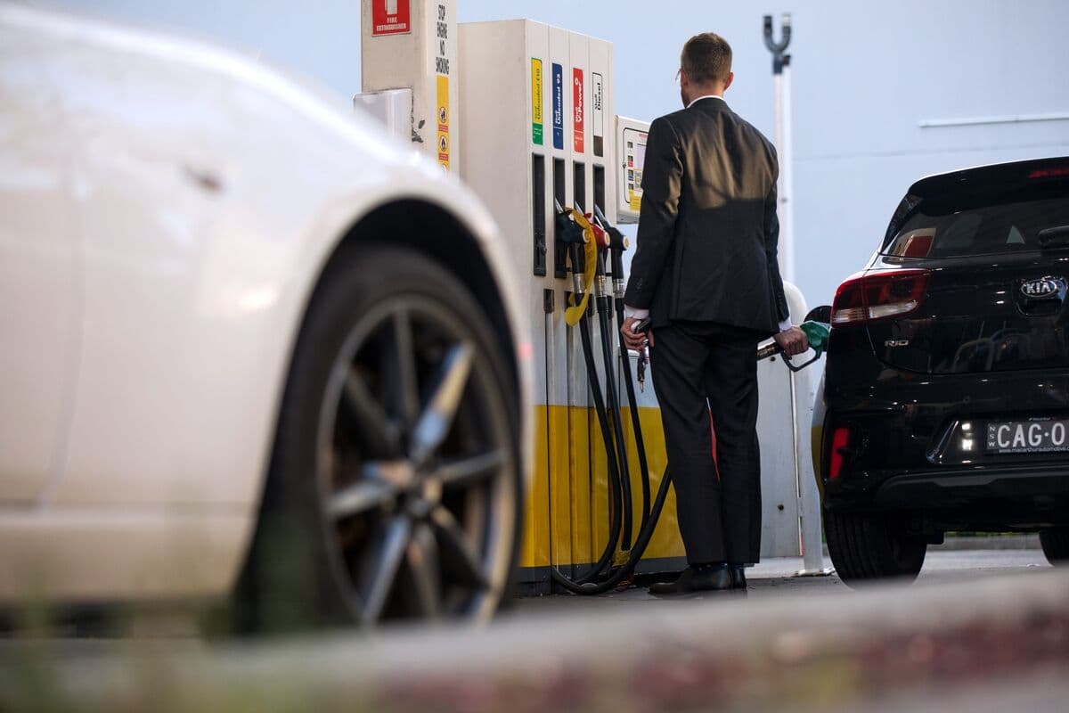 Australia Consumer Confidence Plummets on Soaring Fuel Price, Interest Rate Hike - Bloomberg