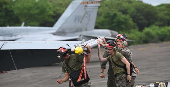 美澳菲南海多邊軍演 強化後勤協同作戰 | 南海爭議 | 美澳菲軍演 | 肩並肩軍演 | 大紀元
