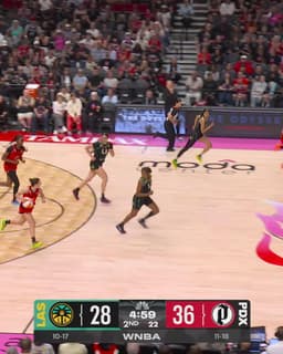 @LASparks: Ariel Atkins gets all of that ball &amp; passes to Dearica for the finish. 

@iamArielAtkins x @dear...