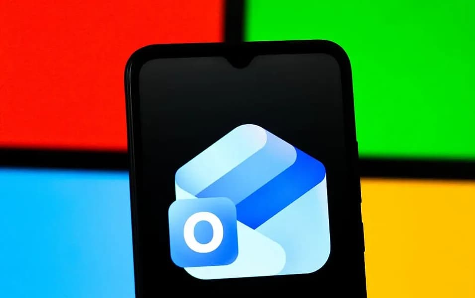 Microsoft rolls out AI, Outlook, and Windows 11 ...