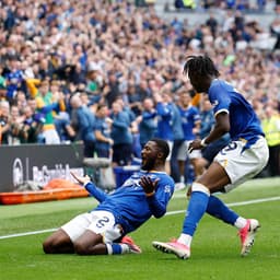 @premierleague: AINSLEY MAITLAND-NILES IN THE 96TH MINUTE 🫨

A long-distance strike on his Everton debut rescues a p...