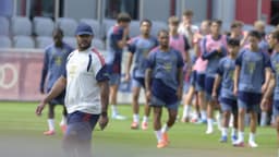 FC Bayern: Vincent Kompany trainiert mit 60 Mann auf dem ...