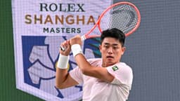 Wu powers into second round, with mother cheering him on