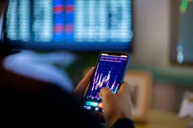 SA analyst upgrades/downgrades: AAPL, HOOD, HUM, MU