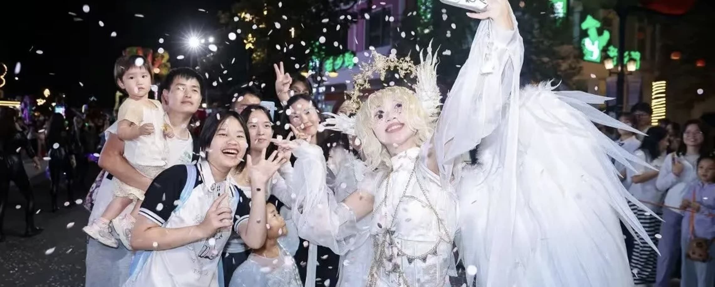 这里的秋天藏不住了!夜游、睡莲、潮玩、童话一次集齐