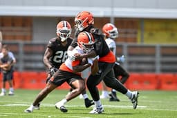 Browns injury: Key rookie walks off slowly holding his ...
