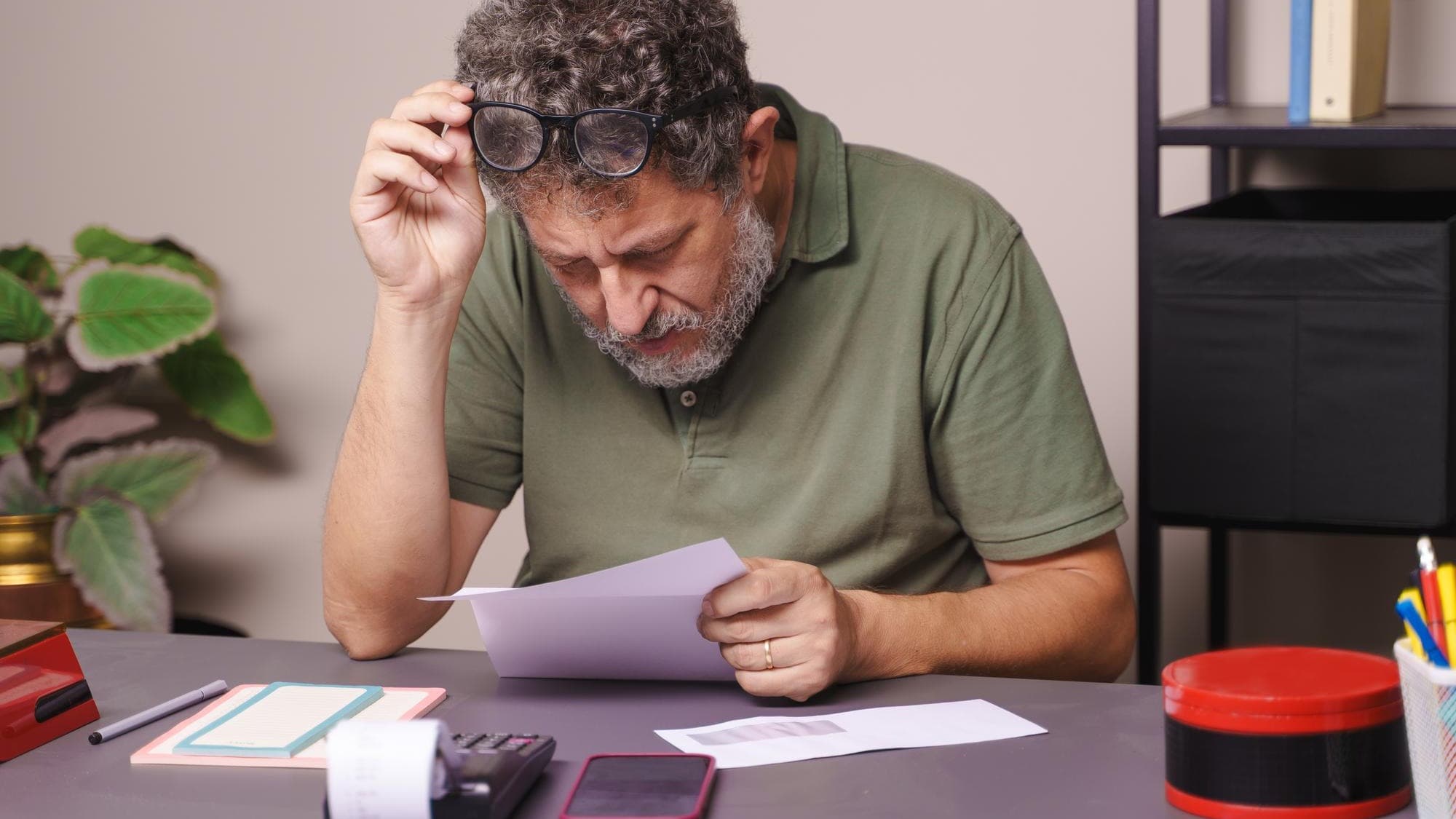 The IRS failure-to-file penalty compounds at 5% a month, capped at 25% — but filing on time even without a payment drops the damage to the smaller 0.5% failure-to-pay rate