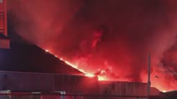 Crews battle massive fire at factory in Brooklyn – PIX11