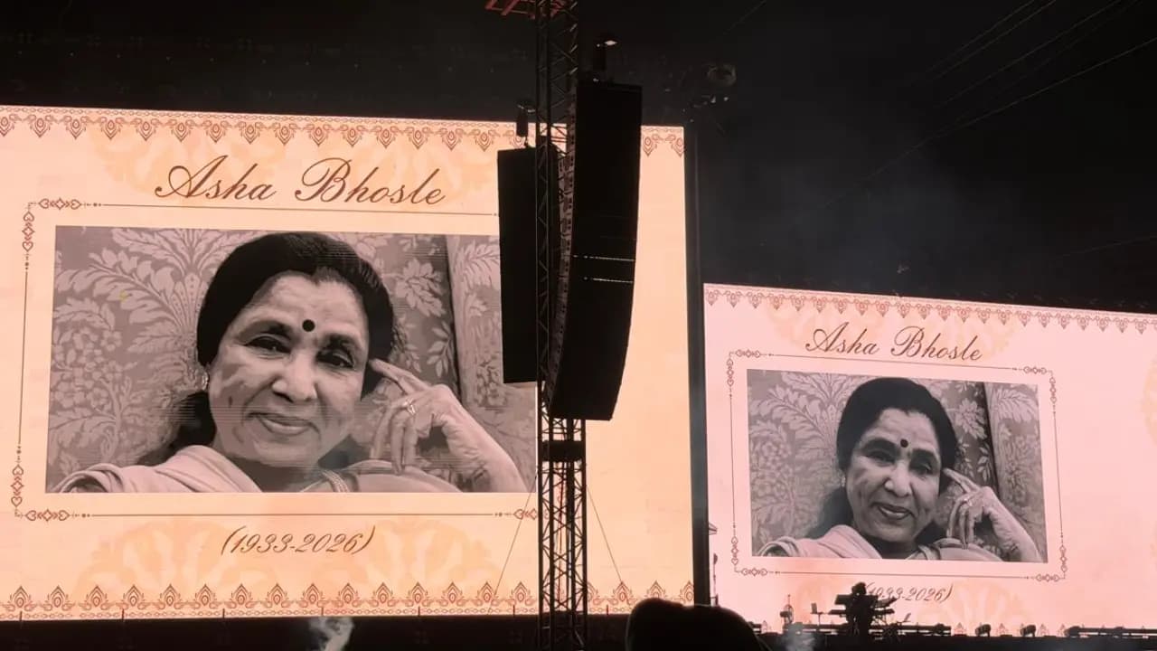  Karan Aujla honours Asha Bhosle during Mumbai performance; observes two minutes of silence