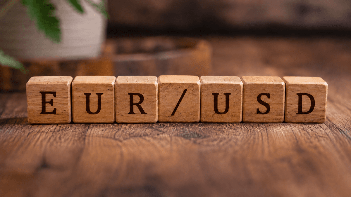 EUR/USD Forecast 10/07: Bearish Flag Forms (Video)