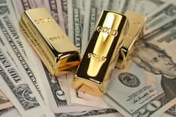 Gold Price Falls Below $4,400. Drops Nearly $200 for Three Consecutive Days, Decline May End