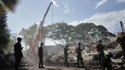 Colombia earthquake: Rescuers call for silence