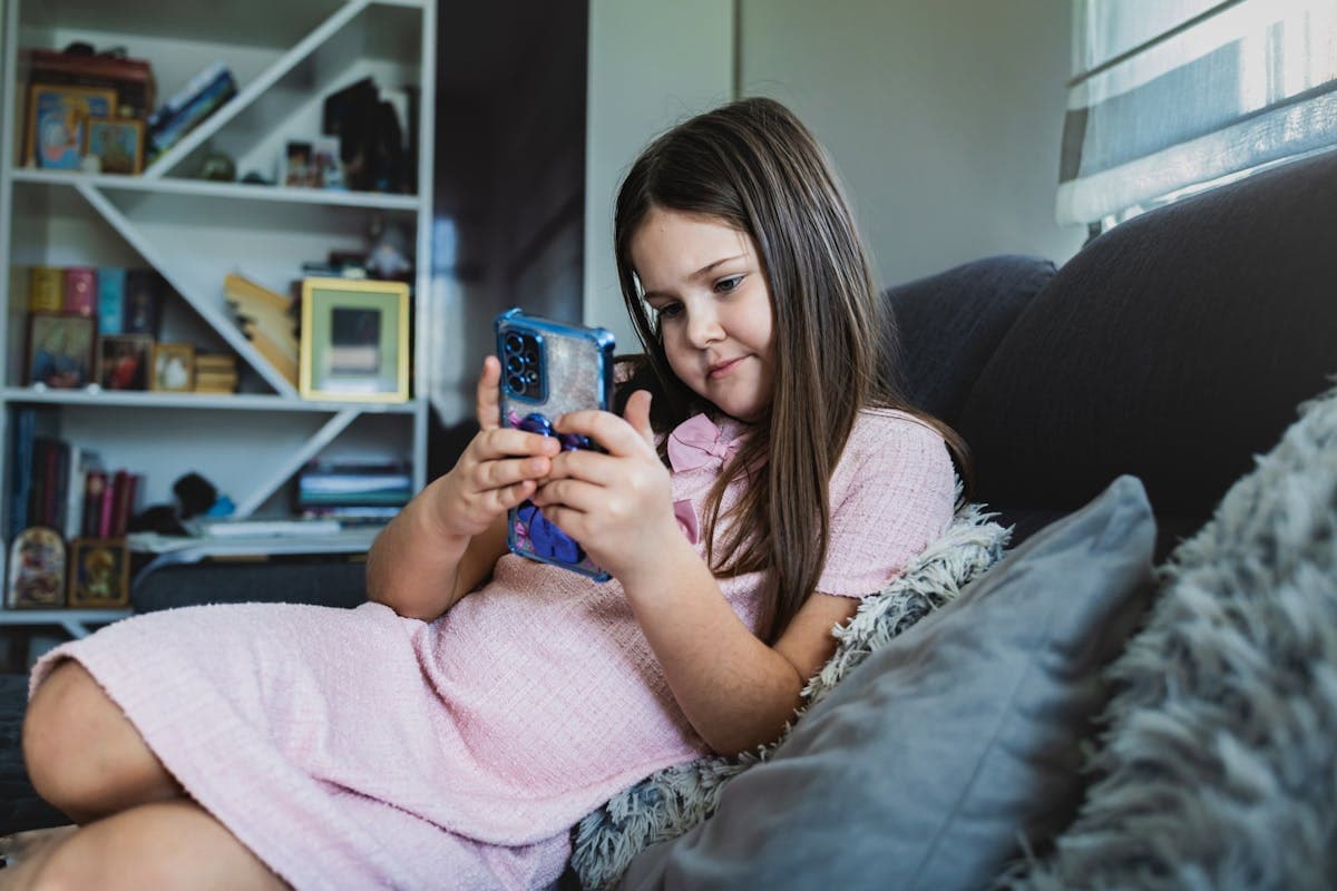 Les réseaux sociaux utilisés avant 13 ans ont un impact ...