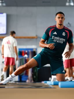 @realmadriden: 🦵 @TrentAA
🦵 @Gonzalo7Garcia_ https://t.co/4kXpNxHBjd